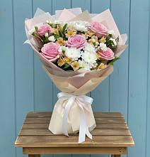 Букет цветов из:  Гвоздики, Орхидеи и Розы в Тугулуке