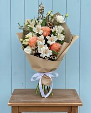 Букет цветов из:  Альстромерии, Лизиантусы, Розы и Хризантемы в Тугулуке