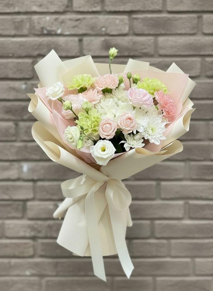 Букет цветов из: Гвоздики, Розы, Лизиантусы и Хризантемы в Тугулуке