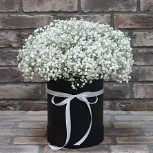 Цветочная композиция из Гипсофила в шляпной коробке в Тугулуке